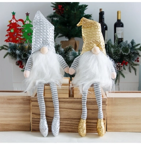 Detalle de gnomos de Navidad con sombreros de lentejuelas plateadas y doradas y patas largas