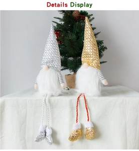 Detalle de gnomos navideños con sombreros de lentejuelas doradas y plateadas y piernas largas