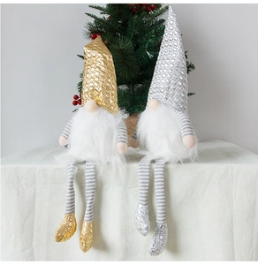Detalle de gnomos de Navidad con sombreros dorados y plateados brillantes y barbas blancas