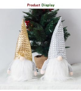 Détail des paillettes dorées et argentées sur les chapeaux de gnomes de Noël