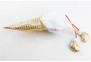 Detalle de gnomo de Navidad con gorro dorado en relieve, barba de piel sintética y patas largas