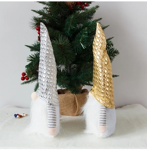 Détail de gnomes de Noël dorés et argentés avec bonnets à écailles et longues barbes blanches