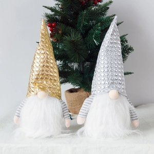 Paire de gnomes de Noël avec chapeaux à paillettes or et argent et longues barbes blanches