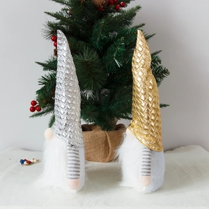 Paire de gnomes de Noël avec chapeaux à paillettes dorés et argentés et longue barbe