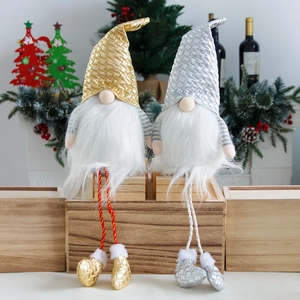 Gnomos navideños de lentejuelas doradas y plateadas con piernas largas en fondo festivo