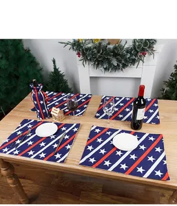 Detalle de manteles individuales y funda para vino con diseño de la bandera americana