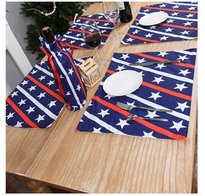 Detalle de manteles y bolsa de vino con bandera americana sobre mesa de madera