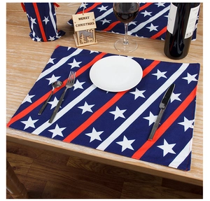 Detalle de mantel individual y funda de botella con bandera americana en mesa de madera