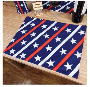Detalle del mantel individual con estrellas y rayas de la bandera americana sobre madera