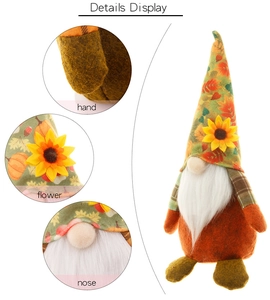 Detalle de gnomo de peluche con girasol, manos de fieltro y gorro con hojas de membrillo