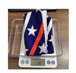 Medición del peso del mantel individual de bandera americana con unos 46,4 g en una báscula