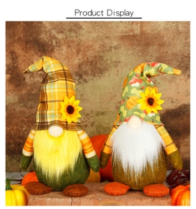 Detalle de gnomos otoñales con girasoles y patrones festivos de calabaza