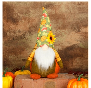 Detalle del gnomo de Acción de Gracias con sombrero de calabaza y decorado de girasol