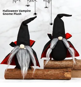 Details von Plüsch-Vampirgnomen mit schwarzen Hüten und roten Umhängen auf Holz