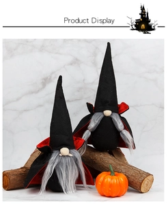 Detailansicht der Halloween Vampir-Gnome mit Filzumhängen auf Holz- und Marmor-Dekor