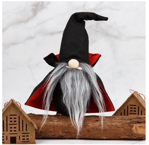 Detail von Halloween-Vampir-Gnom mit schwarzem Hut und rotem Umhang auf Holzständer