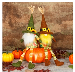Dettaglio di gnomi del raccolto con girasoli e gambe a strisce su una zucca