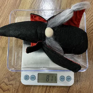 Detailansicht des Vampir-Gnom-Plüschtiers mit einer Gewichtsangabe von 81,1 Gramm