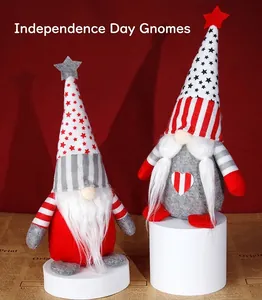 Detailansicht der patriotischen Gnome mit weißen Sternenhüten und gestreiften Herzen Deko