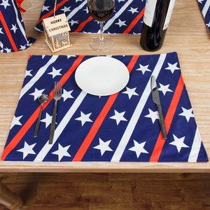 Mantel individual estilo bandera americana con estrellas y rayas en mesa de madera