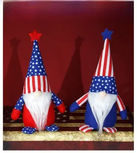 Détail de deux gnomes patriotiques avec chapeaux étoilés et barbes blanches pour le 4 juillet