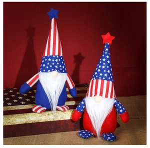 Détail des nains patriotiques du 4 juillet avec chapeaux étoilés et barbe en fourrure