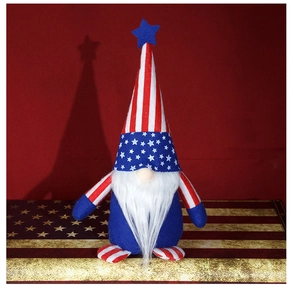 Détail d'un gnome du Jour de l'Indépendance avec étoiles, rayures et barbe en peluche