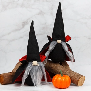 Handgefertigtes Halloween Vampir Gnom Set mit schwarzen Umhängen auf Holzstumpf Deko