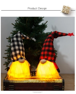 Nahaufnahme von LED-leuchtenden Weihnachtswichteln mit Karomuster auf Holzbox