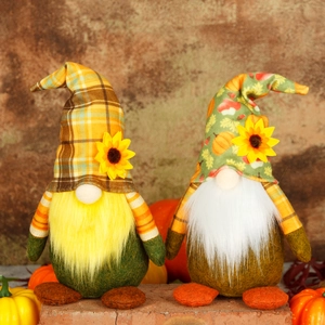 Gnomos de la cosecha con sombreros de calabaza y girasoles para decoración de Acción de Gracias