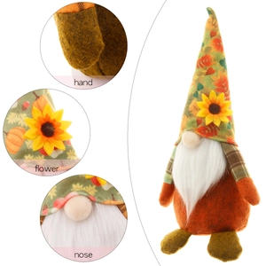Gnomo de peluche de cosecha de otoño con sombrero de calabaza sobre fondo blanco
