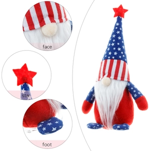 Gnome patriotique du Jour de l'Indépendance avec étoiles et rayures sur fond blanc pur