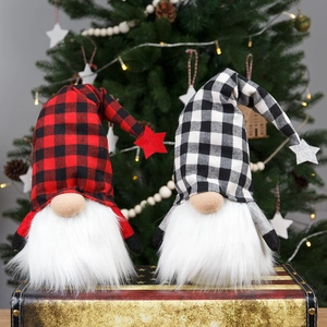 Duo leuchtender Weihnachtswichtel mit karierten Mützen auf festlichem Hintergrund
