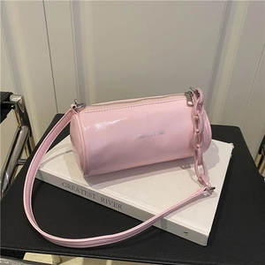 Sac cylindre rose brillant avec lettrage tendance et bandoulière en chaîne élégante