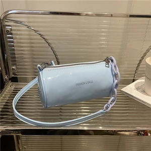 Sac cylindrique bleu clair avec chaîne et finition brillante avec logo FASHION & BAGS