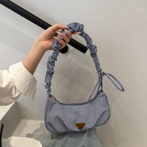 Borsa hobo in denim a righe bianche e blu con manico a pieghe e logo a triangolo