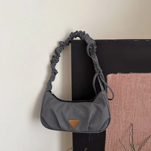 Borsa hobo chic in denim grigio con tracolla a pieghe e dettaglio logo dorato