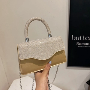 Abendtasche in Champagnergold mit funkelnden Strasssteinen und silberner Kette
