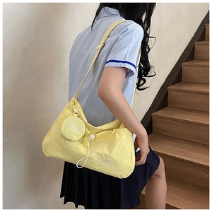 Detail der gelben Nylon-Tasche mit Kordelzug und rundem Mini-Münzbeutel für Damen