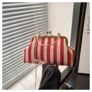 Détail du sac vintage à fermoir rayé rouge et blanc avec cadre doré et bandoulière chaîne