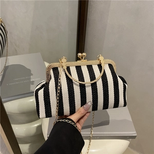 Sac à main chic à rayures noires et blanches avec fermoir doré et bandoulière chaîne