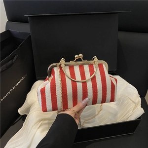 Sac à main rayé rouge et blanc avec fermoir rétro et poignées en métal doré