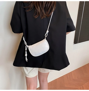Weiße Satteltasche aus genarbtem Leder mit markantem geknotetem Schultergurt-Detail