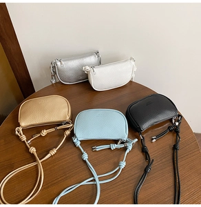 Mini sacs bandoulière demi-lune en argent, or, blanc et noir avec des lanières nouées