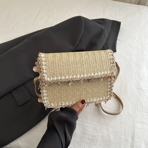 Borsa a Tracolla in Paglia Intrecciata a Mano in Stile Bohémien per Donna Borsa Quadrata con Patta per Vacanze Estive con Conchiglie