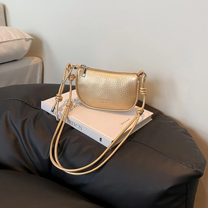 Goldene Halbmond-Tasche aus strukturiertem Leder mit geknotetem Riemen und Reißverschluss