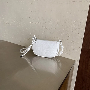 Minimalistische weiße Satteltasche aus Leder mit silbernem Reißverschluss und Knoten