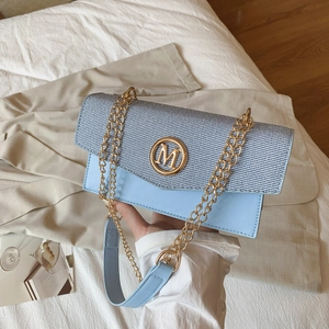 Bolso mini caja azul claro tejido a la moda con logo M dorado y correa de cadena