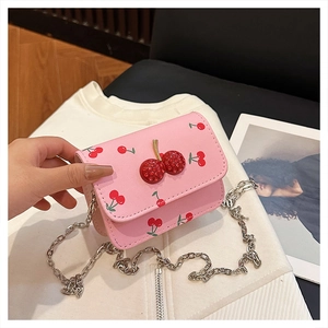 Détail du sac bandoulière rose avec imprimé cerise et décor de cerise en strass 3D
