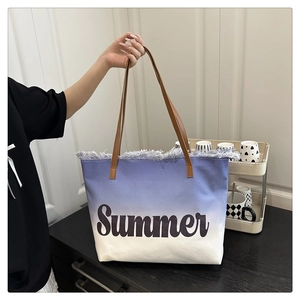 Detail der lila Farbverlauf-Tasche mit Fransen und Summer-Schriftzug-Aufdruck